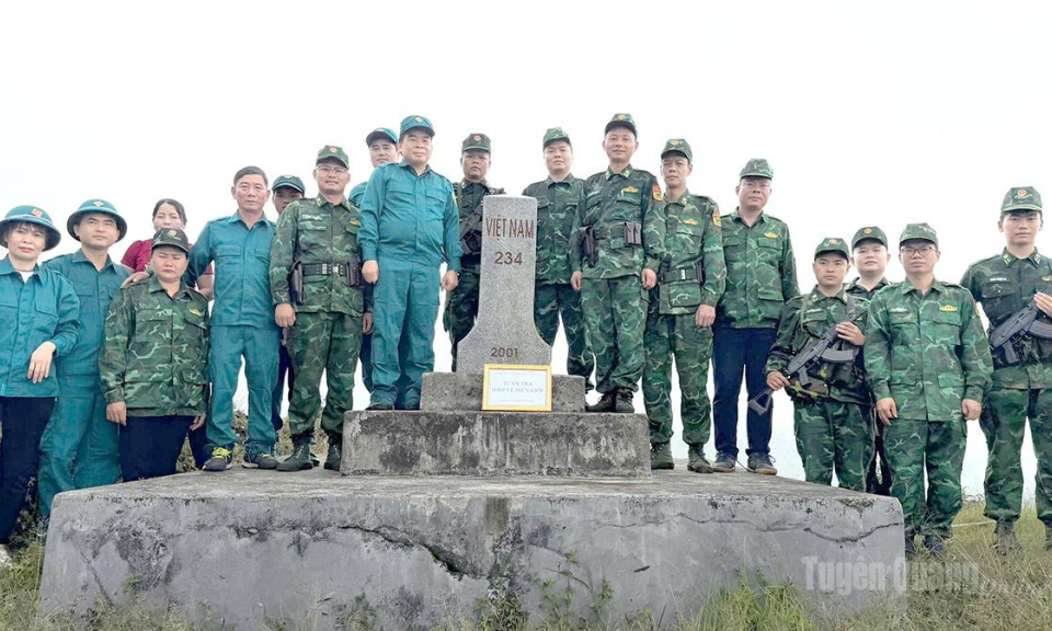 Phối hợp tuần tra tuyến bi&ecirc;n giới Lao Chải