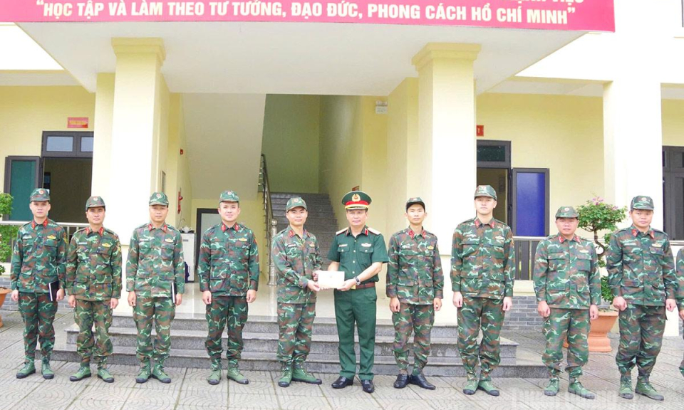 Thiếu tướng Nguyễn Đ&igrave;nh Cương kiểm tra c&ocirc;ng t&aacute;c huấn luyện, sẵn s&agrave;ng chiến đấu