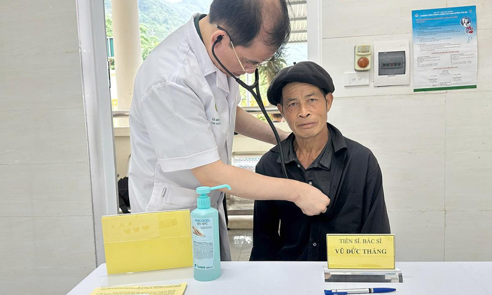 Bệnh viện Qu&acirc;n y 103 kh&aacute;m, s&agrave;ng lọc bệnh tim miễn ph&iacute; cho người d&acirc;n x&atilde; bi&ecirc;n giới Nghĩa Thuận