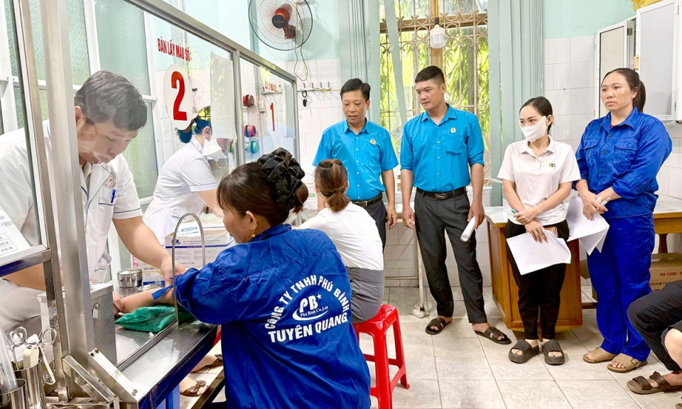 Kh&aacute;m sức khỏe miễn ph&iacute; cho 100 đo&agrave;n vi&ecirc;n, người lao động