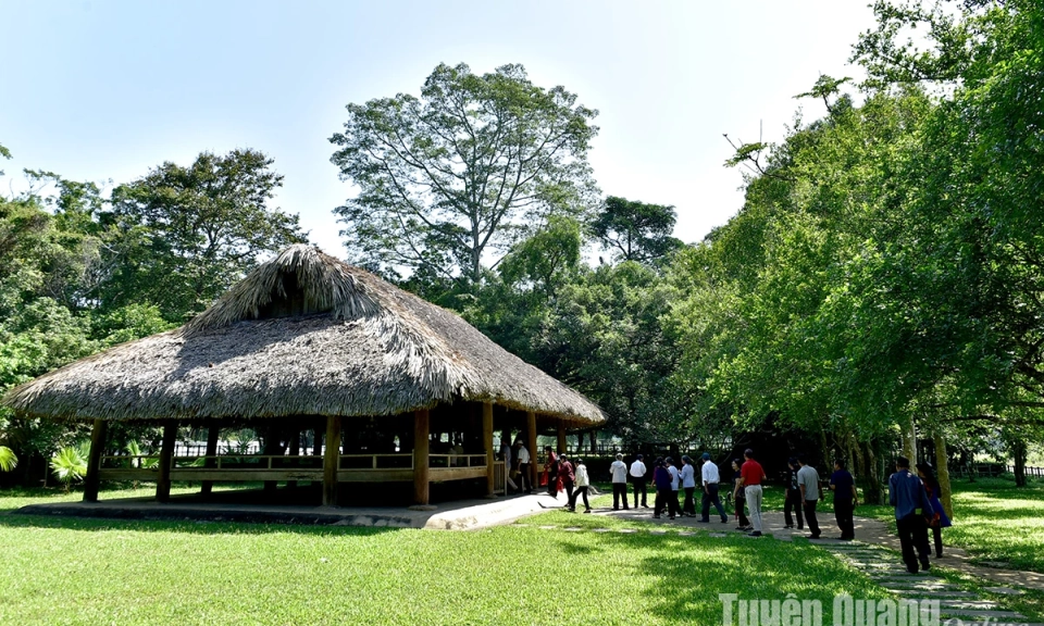 Từ &aacute;nh s&aacute;ng Hồ Ch&iacute; Minh đến kh&aacute;t vọng ph&aacute;t triển qu&ecirc; hương c&aacute;ch mạng