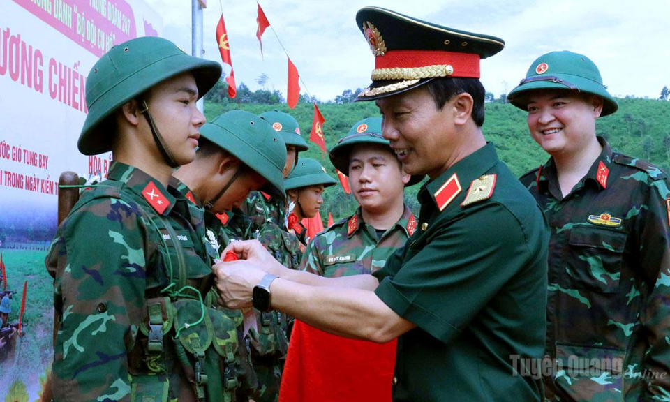 Tư lệnh Qu&acirc;n khu 2 kiểm tra thực h&agrave;nh bắn s&uacute;ng tại Trung đo&agrave;n 247