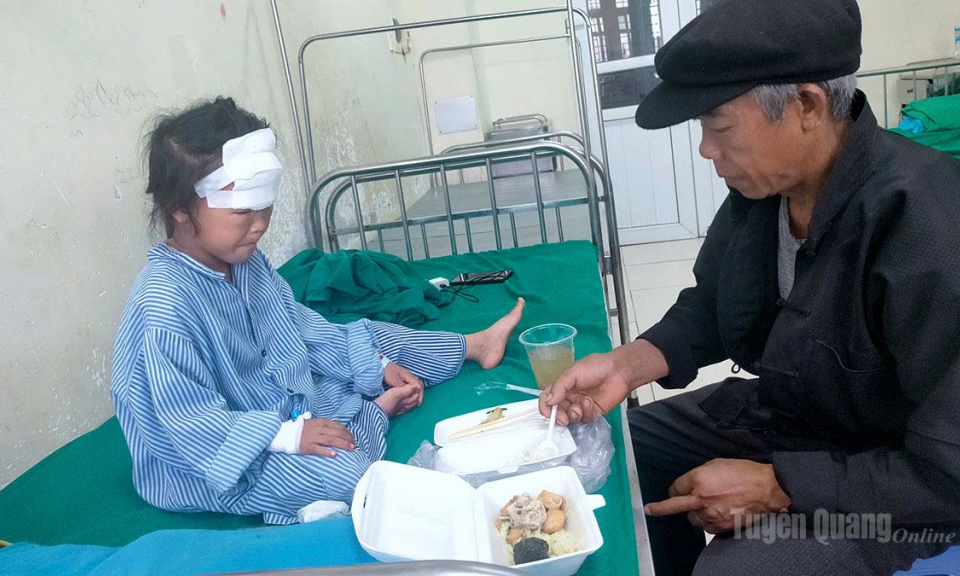 B&eacute; Mo bị thương nặng cần được gi&uacute;p đỡ