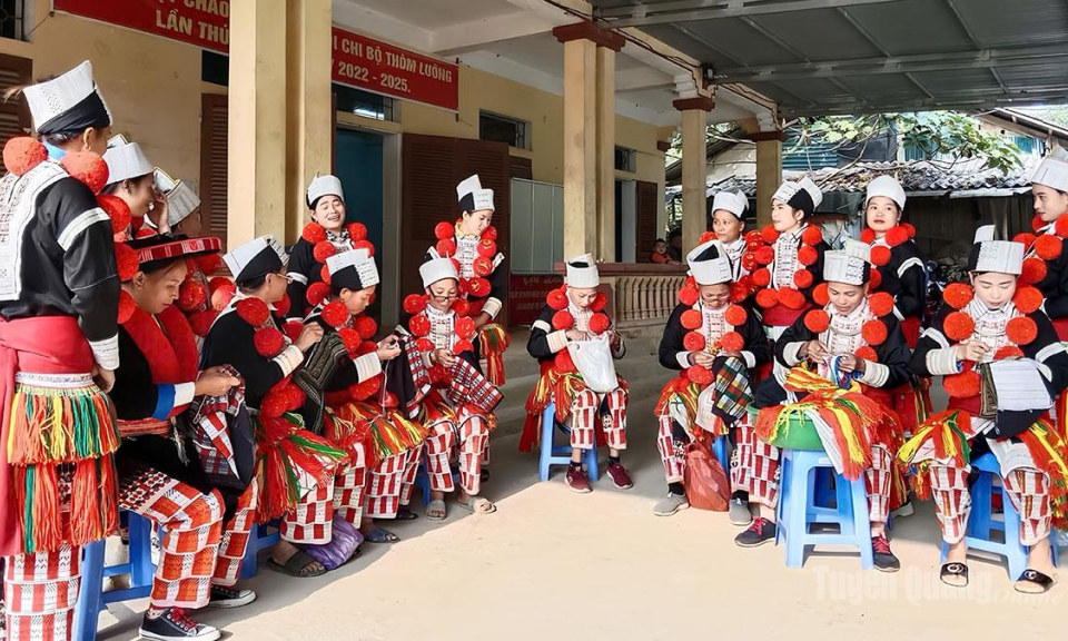 Giữ sắc thổ cẩm Dao Đỏ