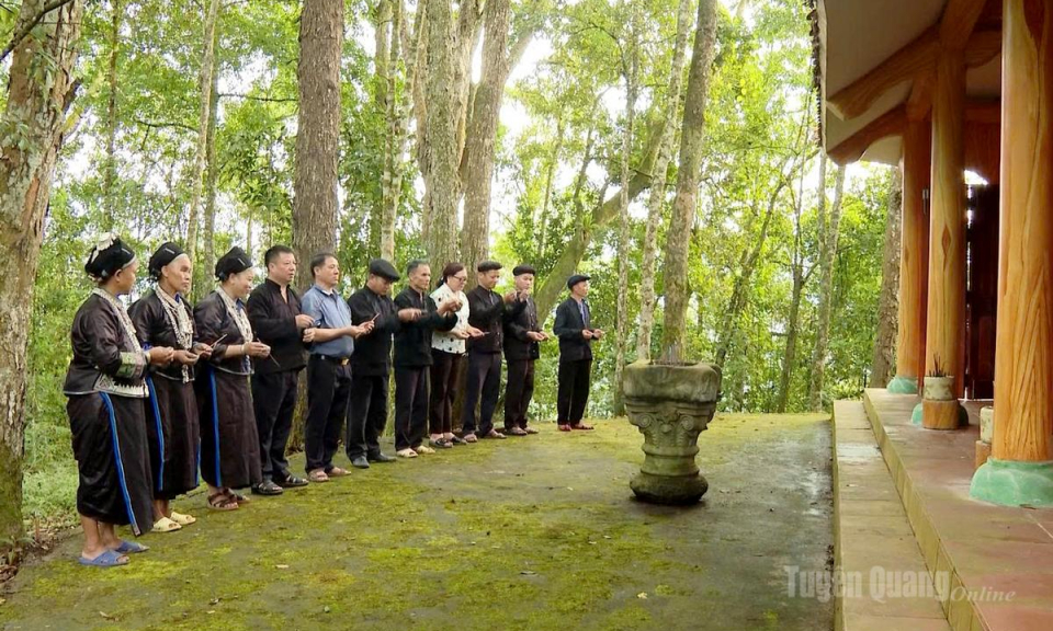 C&aacute;nh cửa mở giữa đại ng&agrave;n