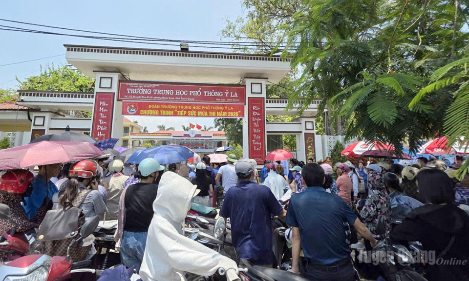Phụ huynh &ldquo;đội nắng&rdquo; đưa đ&oacute;n con thi v&agrave;o lớp 10
