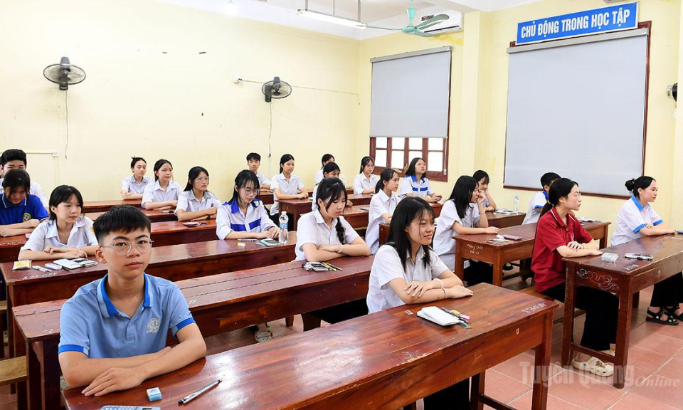 Th&iacute; sinh dự thi v&agrave;o lớp 10 c&aacute;c trường THPT c&ocirc;ng lập kh&ocirc;ng chuy&ecirc;n ho&agrave;n th&agrave;nh kỳ thi