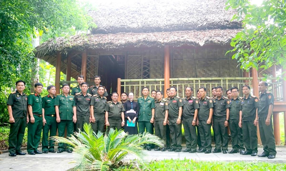 Trở lại L&agrave;ng Ng&ograve;i