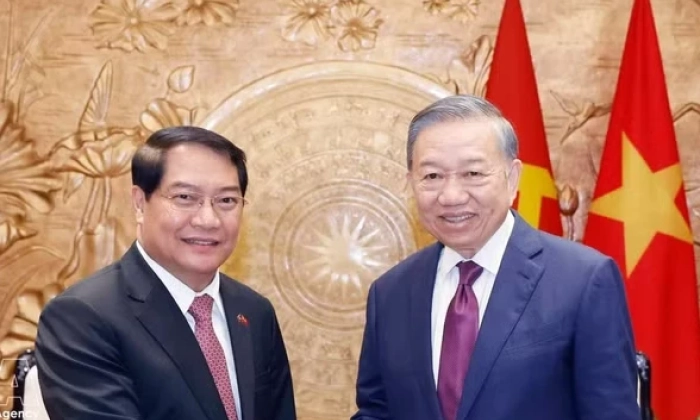 Top leader of Viet Nam receives Vientiane official in Ha Noi