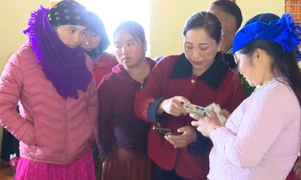 Giving smartphones to poor households