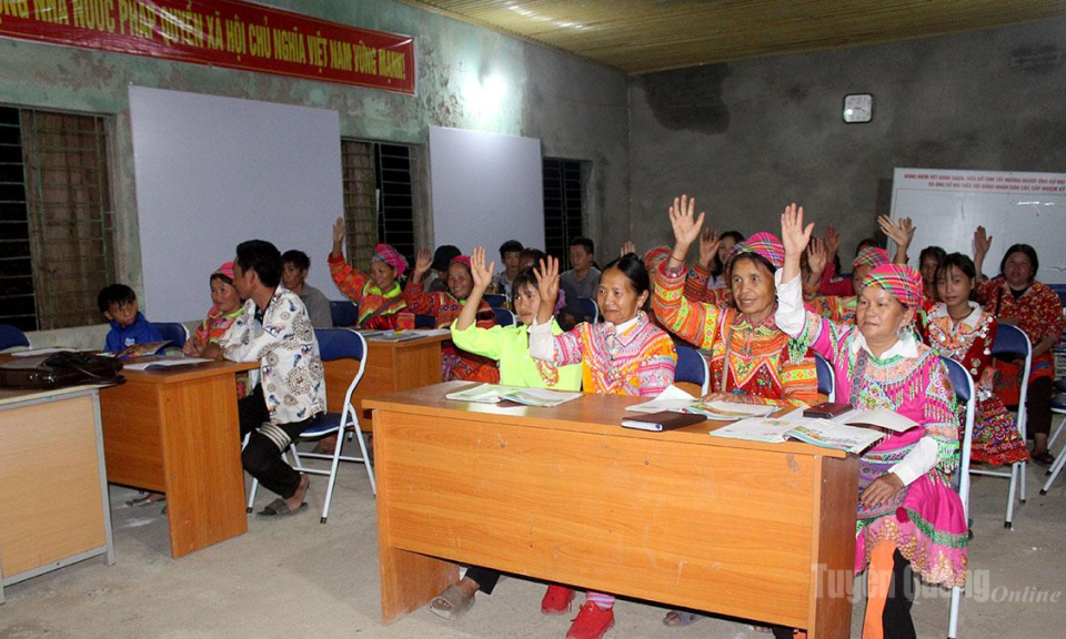 Lớp học xo&aacute; m&ugrave; chữ dưới ch&acirc;n T&acirc;y C&ocirc;n Lĩnh