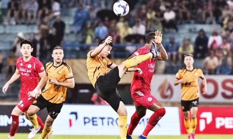 Ng&ocirc;i v&ocirc; địch đ&atilde; c&oacute; chủ, nhưng V.League vẫn căng thẳng với cuộc đua trụ hạng