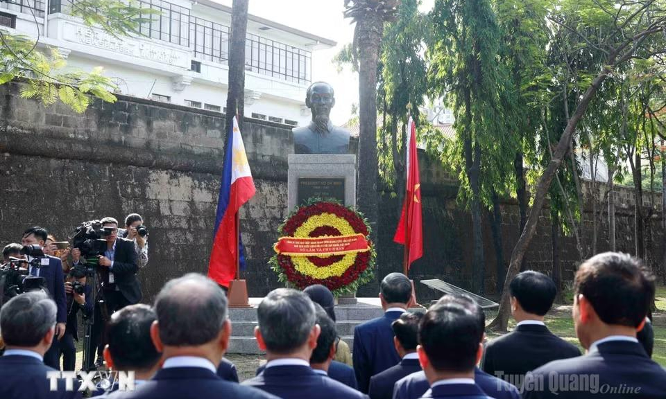 Tổng B&iacute; thư, Chủ tịch nước v&agrave; Phu nh&acirc;n d&acirc;ng hoa tại Tượng đ&agrave;i B&aacute;c Hồ ở Manila