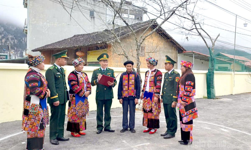 B&oacute;ng đại thụ che chở bi&ecirc;n cương
