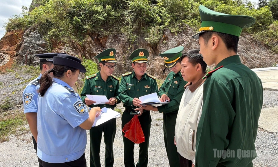 Đồn Bi&ecirc;n ph&ograve;ng Sơn Vĩ trao trả c&ocirc;ng d&acirc;n Trung Quốc nhập cảnh tr&aacute;i ph&eacute;p