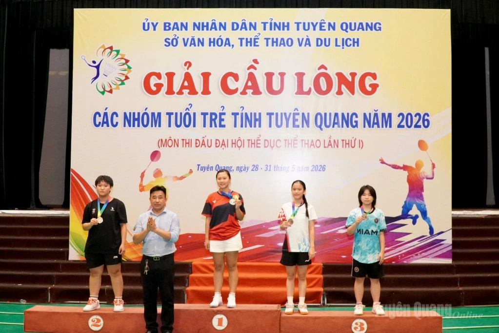 Ban Tổ chức trao huy chương cho các vận động viên ở nội dung đơn nữ, nhóm từ 15 - 17 tuổi.