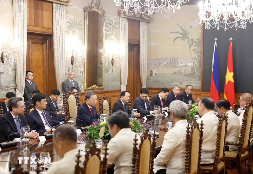Tổng Bí thư, Chủ tịch nước Tô Lâm và đoàn cấp cao Việt Nam tại cuộc hội đàm với Tổng thống Philippines Ferdinand Romualdez Marcos Jr. và đoàn cấp cao Philippines. (Ảnh: TTXVN)