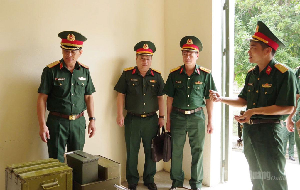 Thiếu tướng Nguyễn Đình Cương, Ủy viên Ban Thường vụ Tỉnh ủy, Chỉ huy trưởng Bộ CHQS tỉnh kiểm tra tại Trung đoàn 877.
