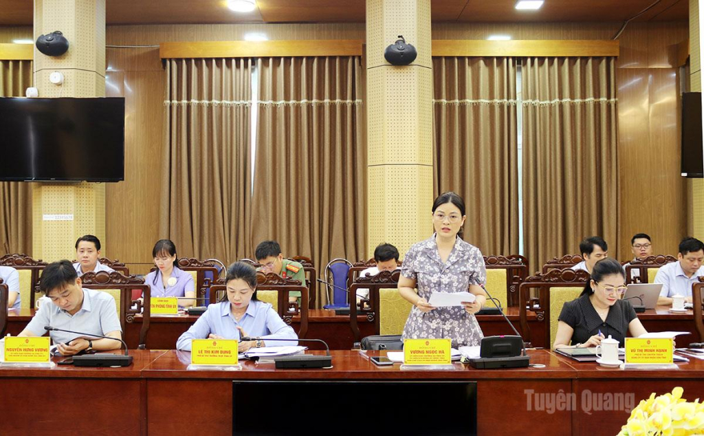 Đồng chí Vương Ngọc Hà, Ủy viên Ban Thường vụ Tỉnh ủy, Phó Chủ tịch UBND tỉnh báo cáo với Đoàn công tác kết quả triển khai thực hiện xây dựng trường học cho các xã biên giới.