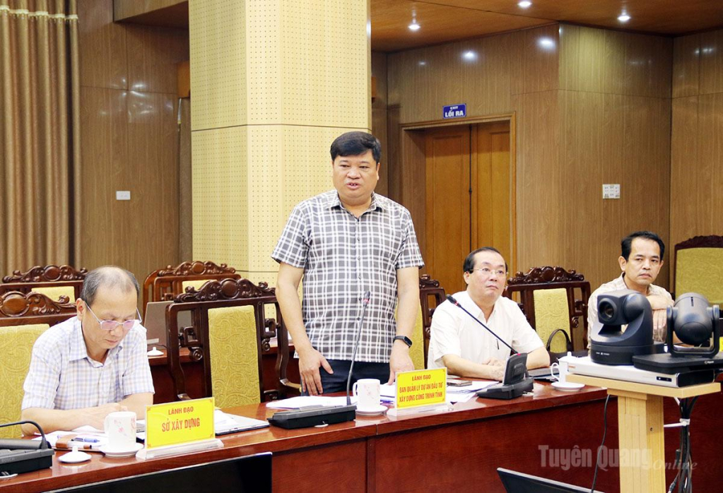 Lãnh đạo Ban Quản lý dự án đầu tư xây dựng công trình tỉnh báo cáo tiến độ thi công xây dựng trường học biên giới.