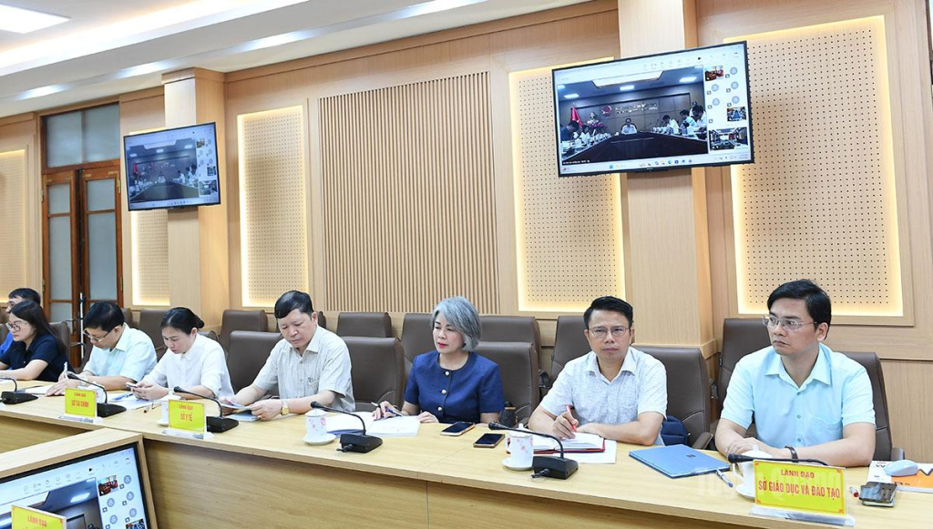 Lãnh đạo các sở, ngành của tỉnh và đại biểu dự hội nghị tại điểm cầu tỉnh Tuyên Quang.