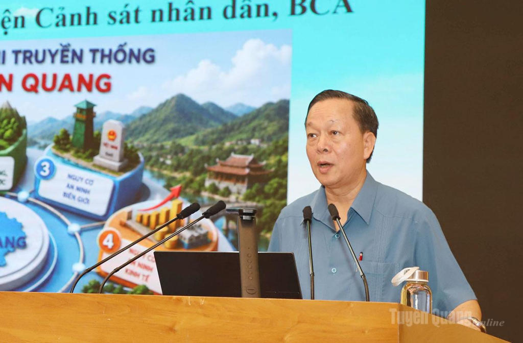 Trung tướng, GS.TS Nguyễn Xuân Yêm, Viện trưởng Viện An ninh phi truyền thống truyền đạt các nội dung tại lớp bồi dưỡng.