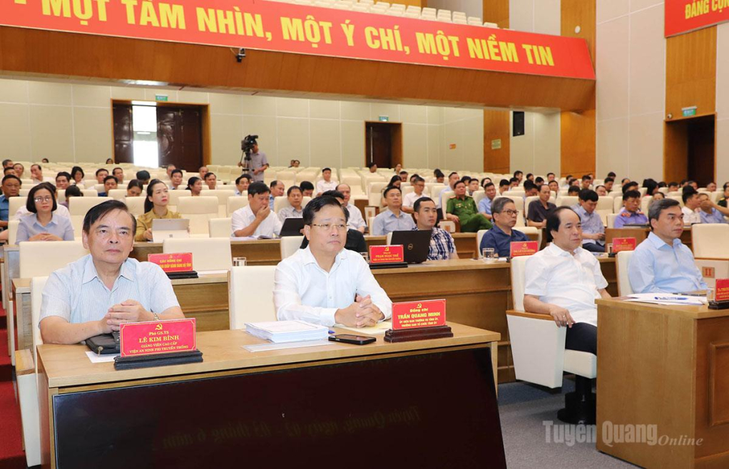Các đồng chí lãnh đạo tỉnh, lãnh đạo Viện An ninh phi truyền thống dự lớp bồi dưỡng.