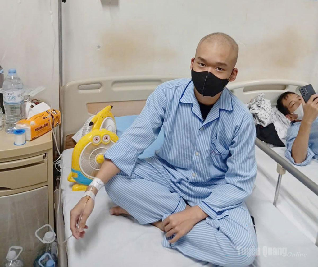 Em Lê Anh Tùng, Tổ dân phố Tràng Đà 6, phường Nông Tiến trong những ngày điều trị tại Khoa Điều trị Hóa chất – Viện huyết học truyền máu Trung ương Hà Nội.