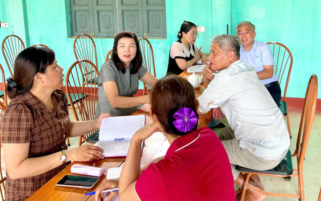 Đồng chí Phó Chủ tịch HĐND tỉnh Phạm Thị Minh Xuân kiểm tra tiến độ triển khai thực hiện việc sắp xếp thôn tại xã Thái Bình.