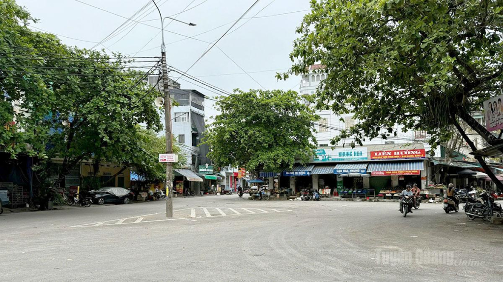 Khu vực trước đây thường xảy ra tình trạng họp chợ, bán hàng rong tại phường Minh Xuân nay đã thông thoáng, không còn tình trạng lấn chiếm lòng đường, vỉa hè sau các đợt ra quân lập lại trật tự đô thị.