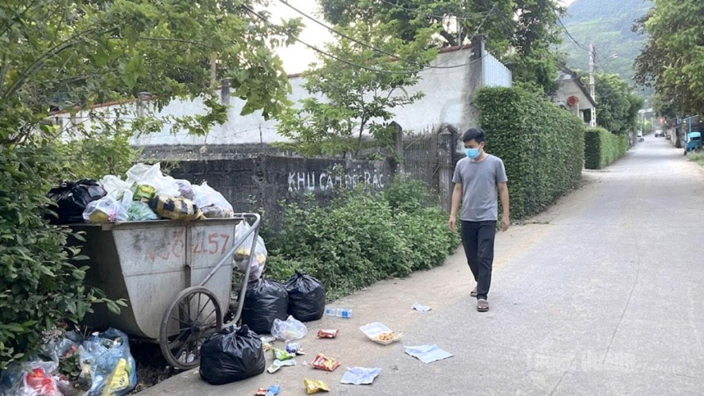 Rác thải sinh hoạt ùn ứ tại một điểm tập kết ngõ 457, đường Nguyễn Văn Linh.