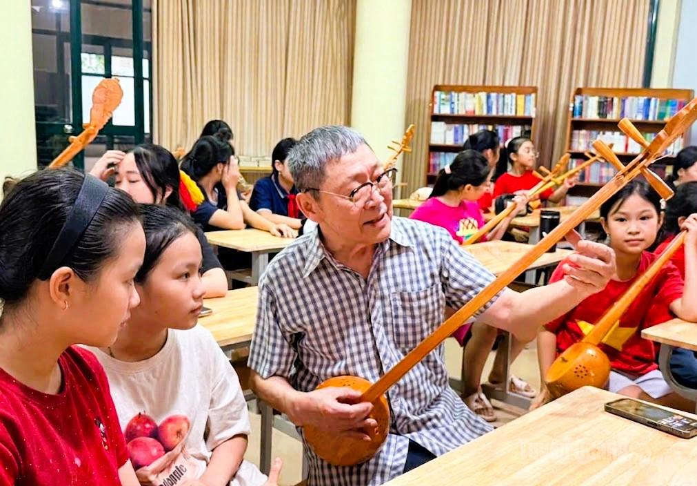 Lớp học hát Then, đàn tính do Nghệ nhân dân gian Thàm Ngọc Kiến, phường Minh Xuân trực tiếp truyền dạy thu hút đông đảo học sinh tham gia.