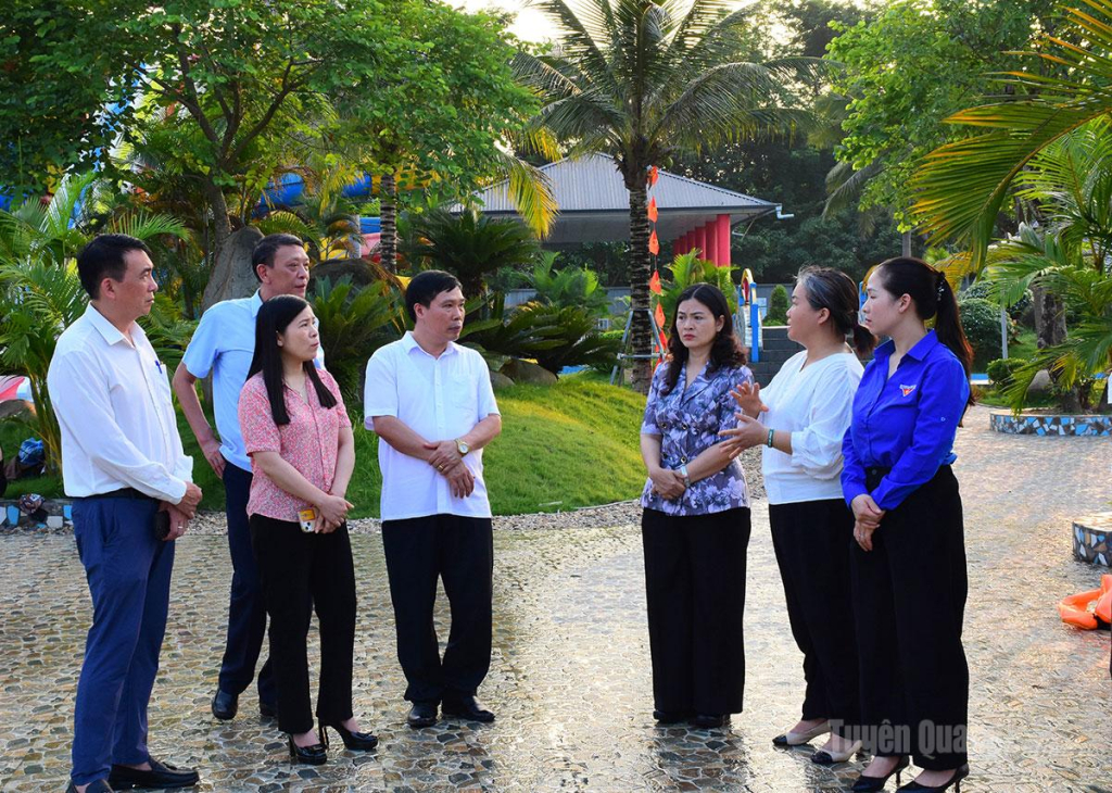 Các đồng chí lãnh đạo HĐND, UBND tỉnh và các sở, ngành nghe giới thiệu về Tổ hợp nghỉ dưỡng và Giải trí sáng tạo Bách Thảo Ngân.