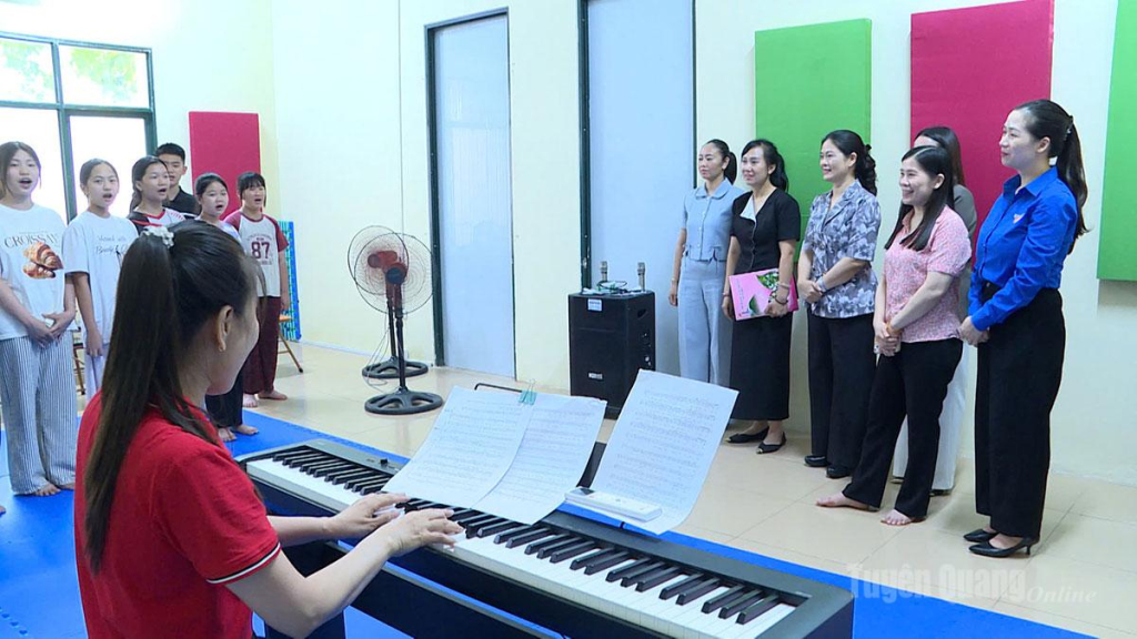 Đồng chí Phó Chủ tịch UBND tỉnh Vương Ngọc Hà khảo sát tại các lớp năng khiểu tại Trung tâm Văn hóa - Thể thao Thanh thiếu nhi tỉnh.