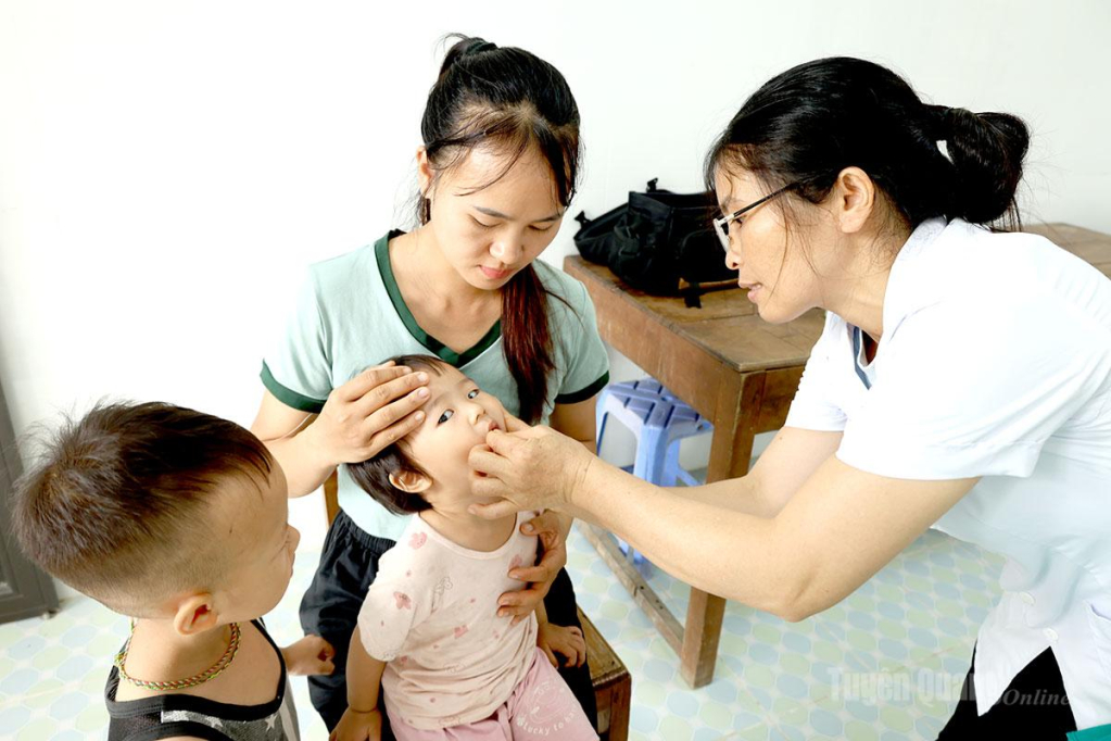 Cán bộ Trạm Y tế xã Lâm Bình cho trẻ uống Vitamin A.