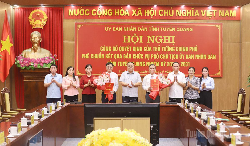 Chủ tịch UBND tỉnh Phan Huy Ngọc cùng các đồng chí Thường trực HĐND, UBND tỉnh, Đảng ủy UBND tỉnh, Ban Tổ chức Tỉnh ủy, Ban Tuyên Giáo và Dân vận Tỉnh ủy chúc mừng 2 Phó Chủ tịch UBND tỉnh.