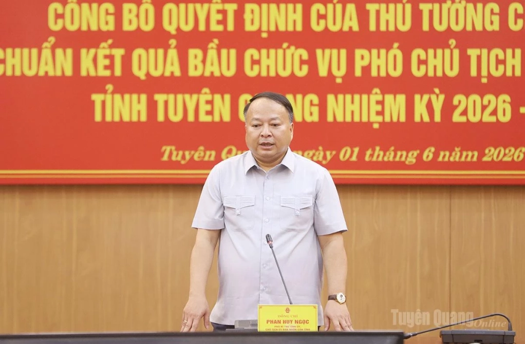 Chủ tịch UBND tỉnh Phan Huy Ngọc phát biểu giao nhiệm vụ cho 2 đồng chí tân Phó Chủ tịch UBND tỉnh.