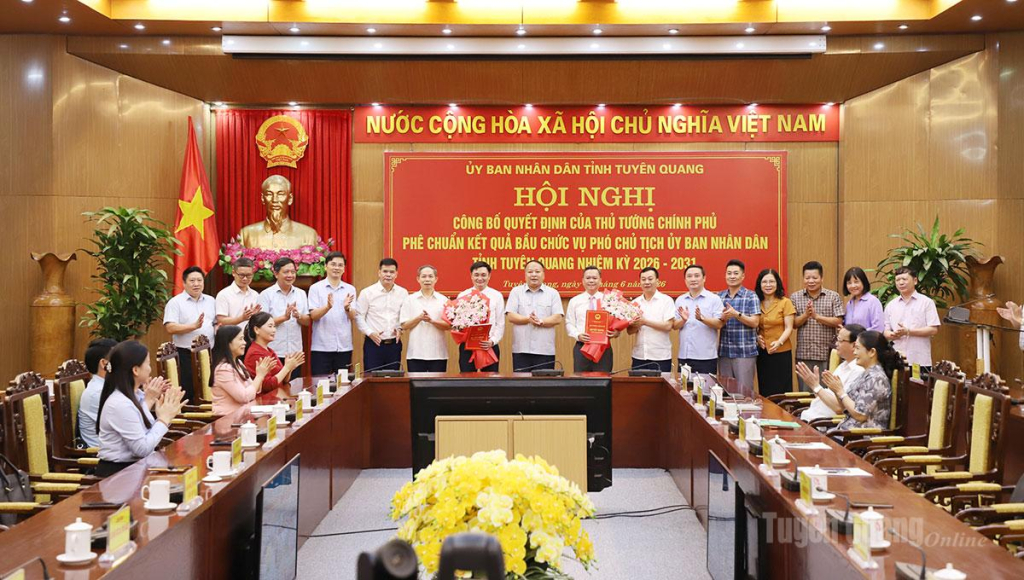 Chủ tịch UBND tỉnh Phan Huy Ngọc cùng lãnh đạo các sở, ngành của tỉnh chúc mừng 2 Phó Chủ tịch UBND tỉnh.