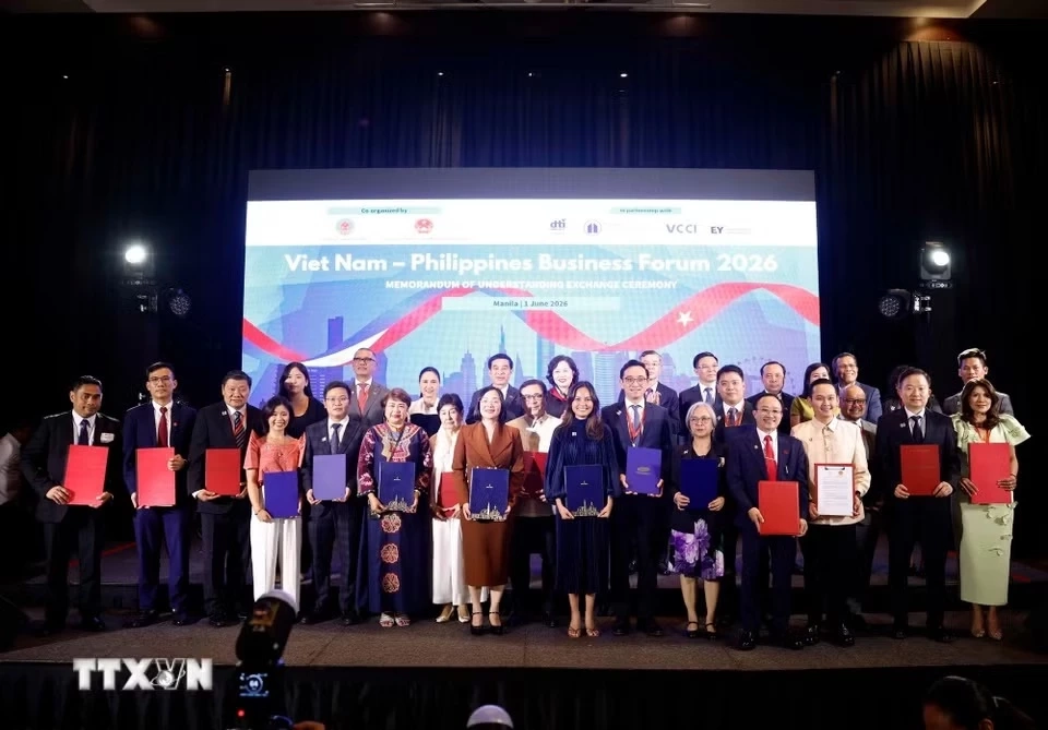 Phó Thủ tướng, Bộ trưởng Quốc phòng Phan Văn Giang chứng kiến lễ trao các văn kiện hợp tác giữa hai nước. (Ảnh: Thống Nhất/TTXVN)