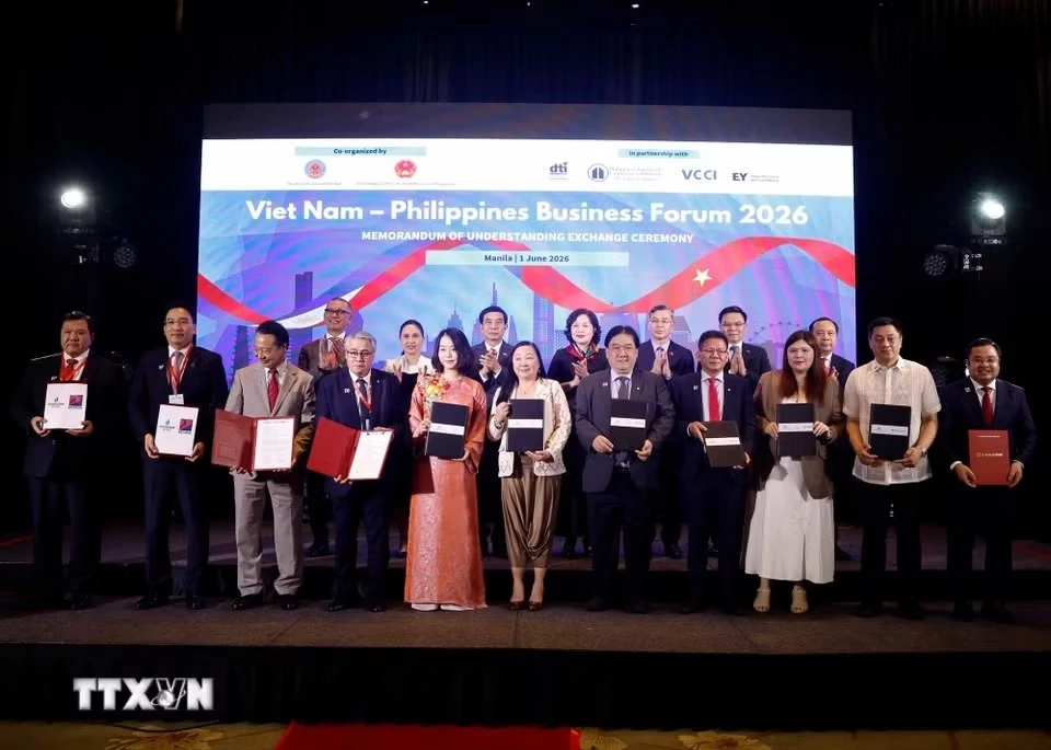 Phó Thủ tướng, Bộ trưởng Quốc phòng Phan Văn Giang chứng kiến lễ trao các văn kiện hợp tác giữa hai nước. (Ảnh: Thống Nhất/TTXVN)