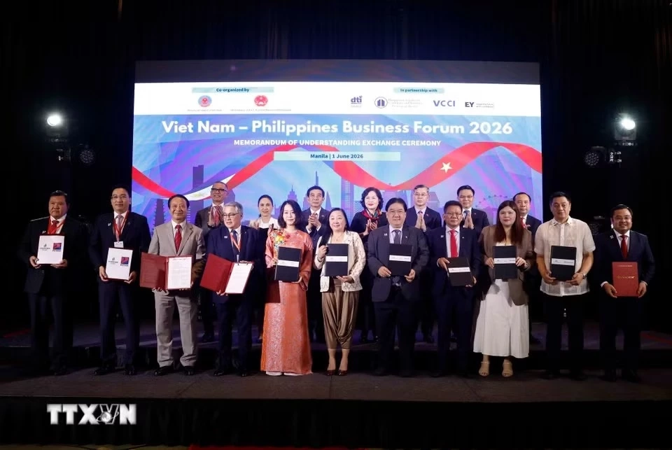 Phó Thủ tướng, Bộ trưởng Quốc phòng Phan Văn Giang chứng kiến lễ trao các văn kiện hợp tác giữa hai nước. (Ảnh: Thống Nhất/TTXVN)