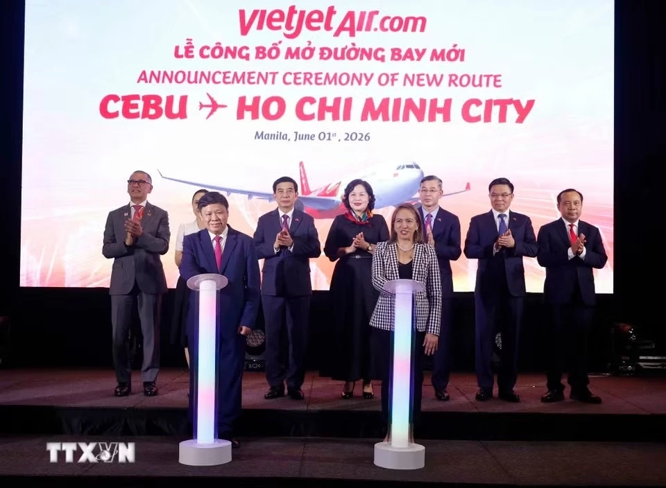 Phó Thủ tướng, Bộ trưởng Quốc phòng Phan Văn Giang chứng kiến Lễ công bố mở đường bay mới Cebu-Thành phố Hồ Chí Minh của hãng hàng không VietjetAir. (Ảnh: Thống Nhất/TTXVN)
