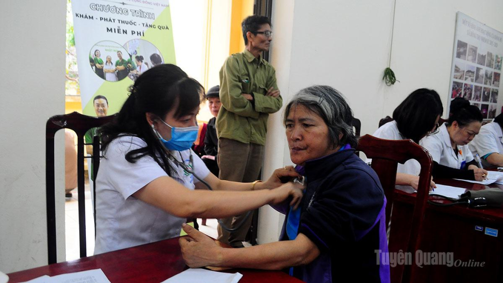 Hội Bảo trợ  Người khuyết tật và Trẻ mồ côi tỉnh Tuyên Quang  phối hợp với Nhóm Chung tay vì sức khỏe cộng đồng Việt Nam - Hà Nội khám,  cấp thuốc miễn phí cho người khuyết tật,  cao tuổi  xã Đông Thọ. 