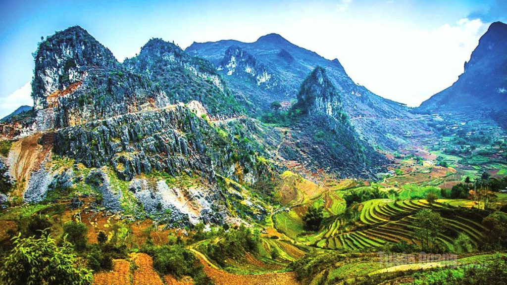 Núi đá tai mèo đặc trưng tạo cảnh quan độc đáo cho Cao nguyên đá.