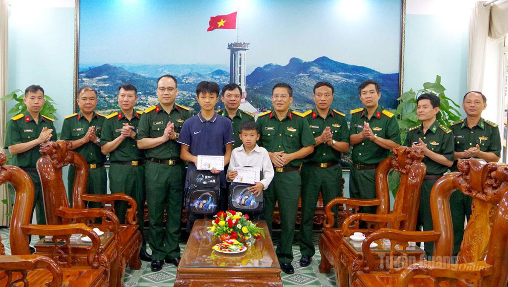 Đoàn công tác tặng quà “Con nuôi Đồn Biên phòng” tại Đồn Biên phòng Cửa khẩu Quốc tế Thanh Thủy.