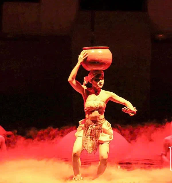 Chum Show là một tác phẩm nghệ thuật lấy cảm hứng từ hình ảnh chiếc chum, gắn với sự tích tụ, gìn giữ và nuôi dưỡng sự sống.