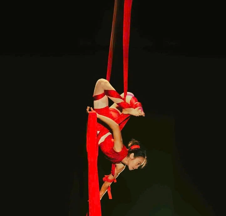 Diễn viên của show Chum đều trẻ, đẹp, tài năng, nhận được nhiều tràng pháo tay không ngớt của khán giả.