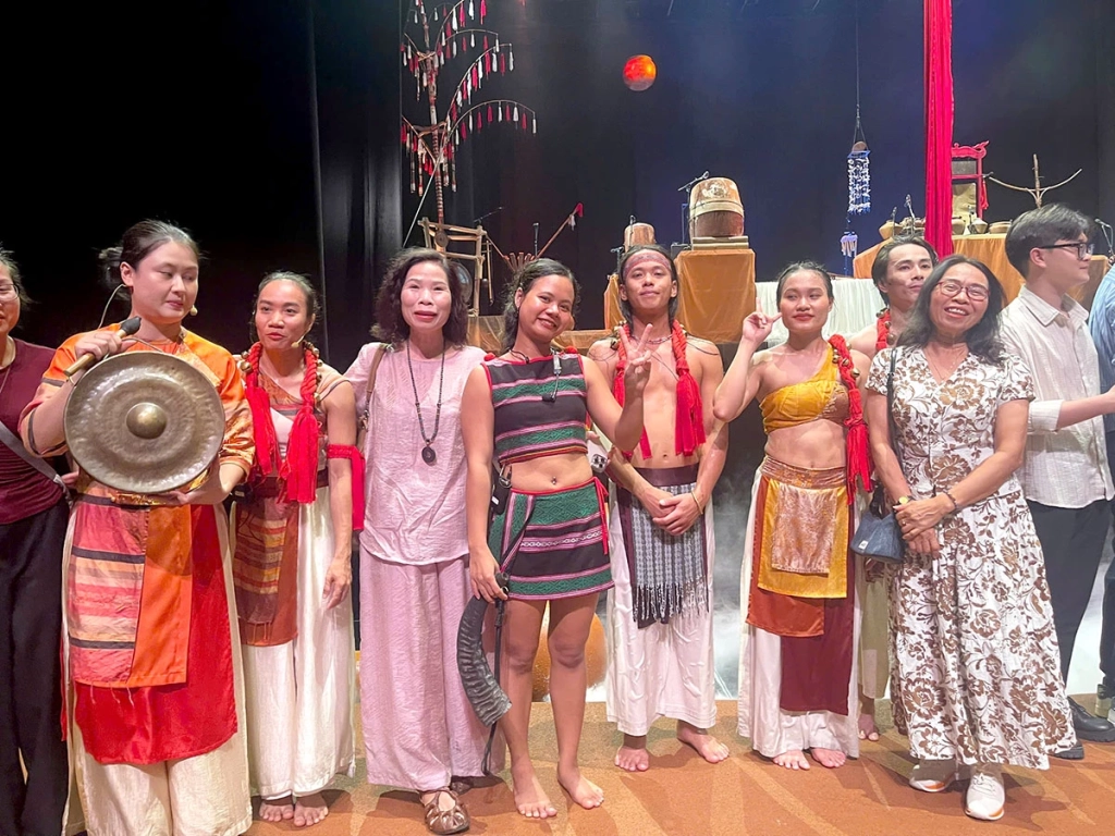 Diễn viên giao lưu cùng khán giả sau buổi diễn.