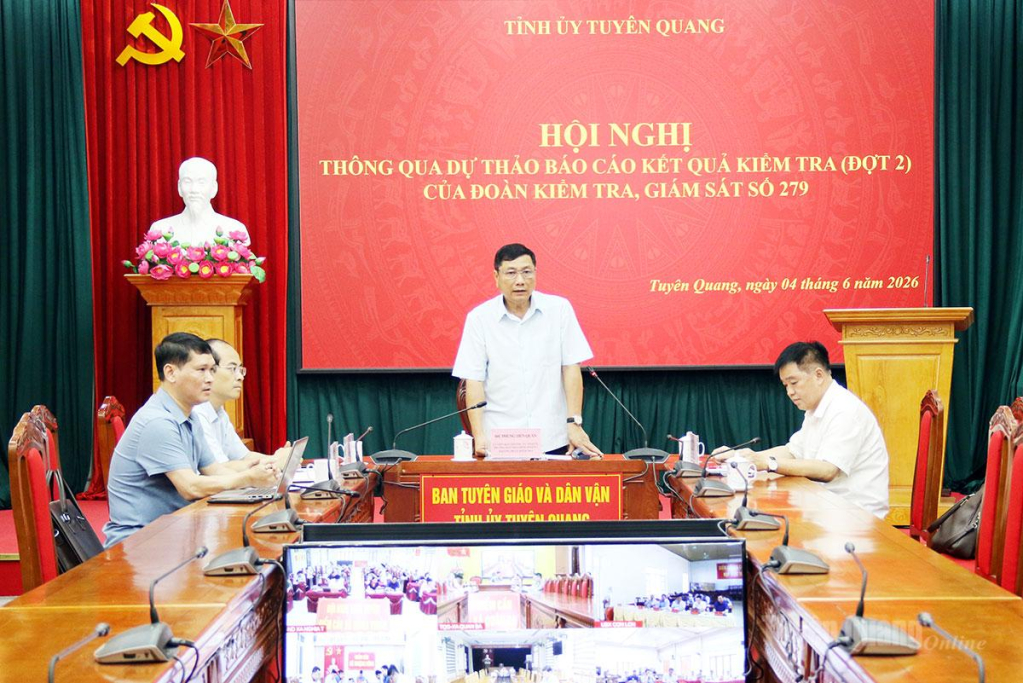 Đồng chí Phùng Tiến Quân, Ủy viên Ban Thường vụ Tỉnh ủy, Trưởng ban Nội chính Tỉnh ủy, Trưởng đoàn kiểm tra, giám sát số 279 phát biểu kết luận tại Hội nghị.