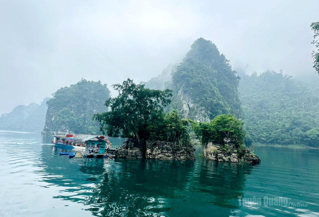 Phát triển du lịch xanh trên lòng hồ thủy điện Na Hang.